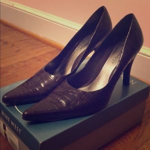 Crocodile brown pooping toe heel